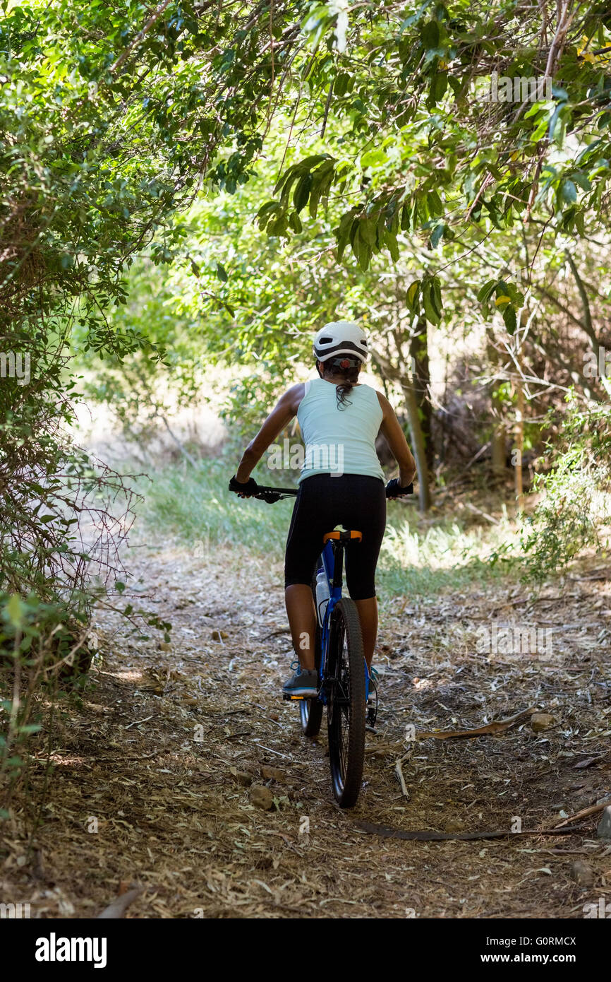 L'arrière avant femme riding bike Banque D'Images