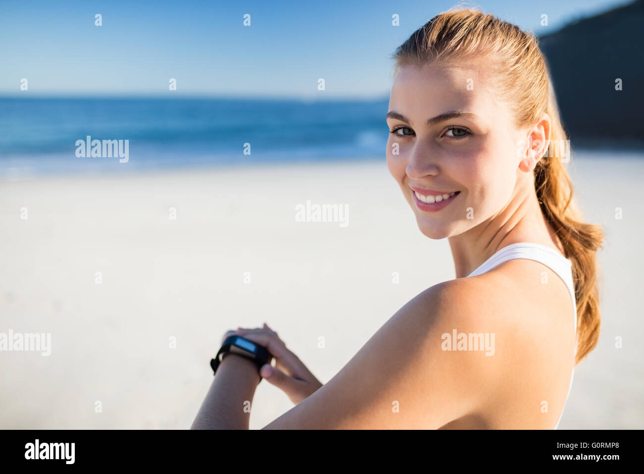 Fit woman wearing smart watch Banque D'Images