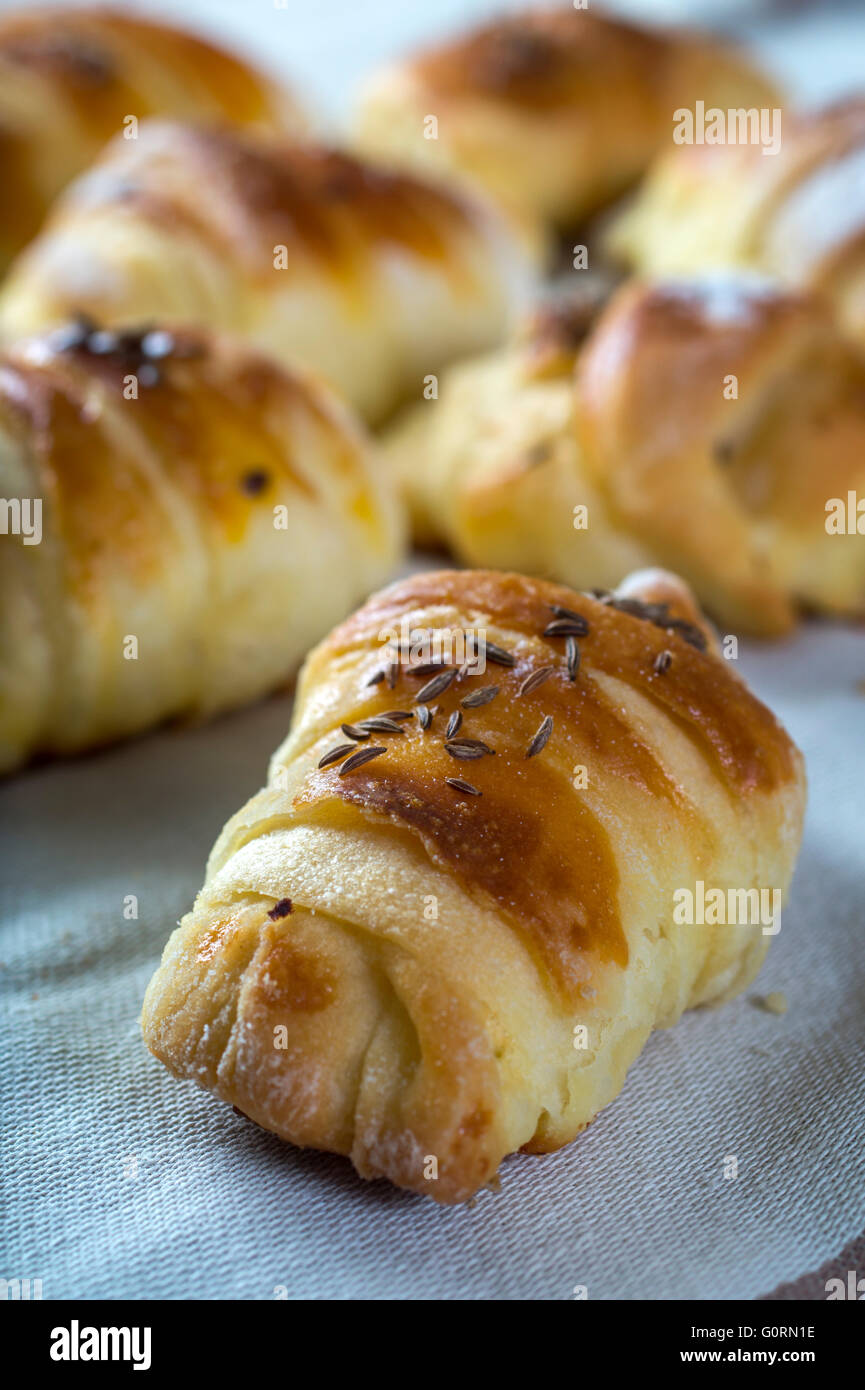 Mini croissants remplis de fromage sur la table en bois Banque D'Images