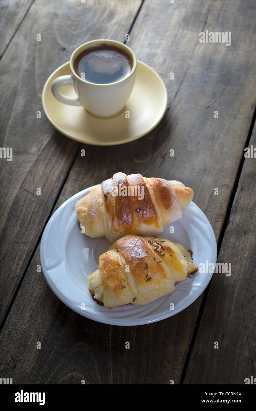 Café et croissants pour le petit-déjeuner sur la table de bois rustique, vue du dessus Banque D'Images