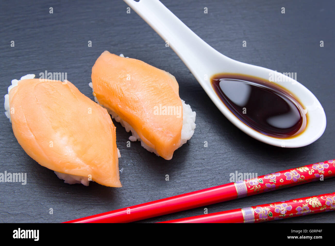 Nigiri au saumon sur un sol en ardoise Banque D'Images