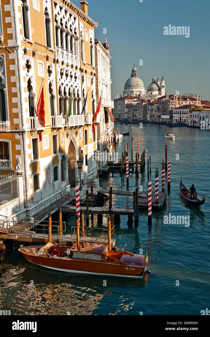 Vue de Santa Maria de la Salute de Ponte Accademia avec le Grand Canal avec une gondole et Gondolier, Venise, Italie, Europe Banque D'Images
