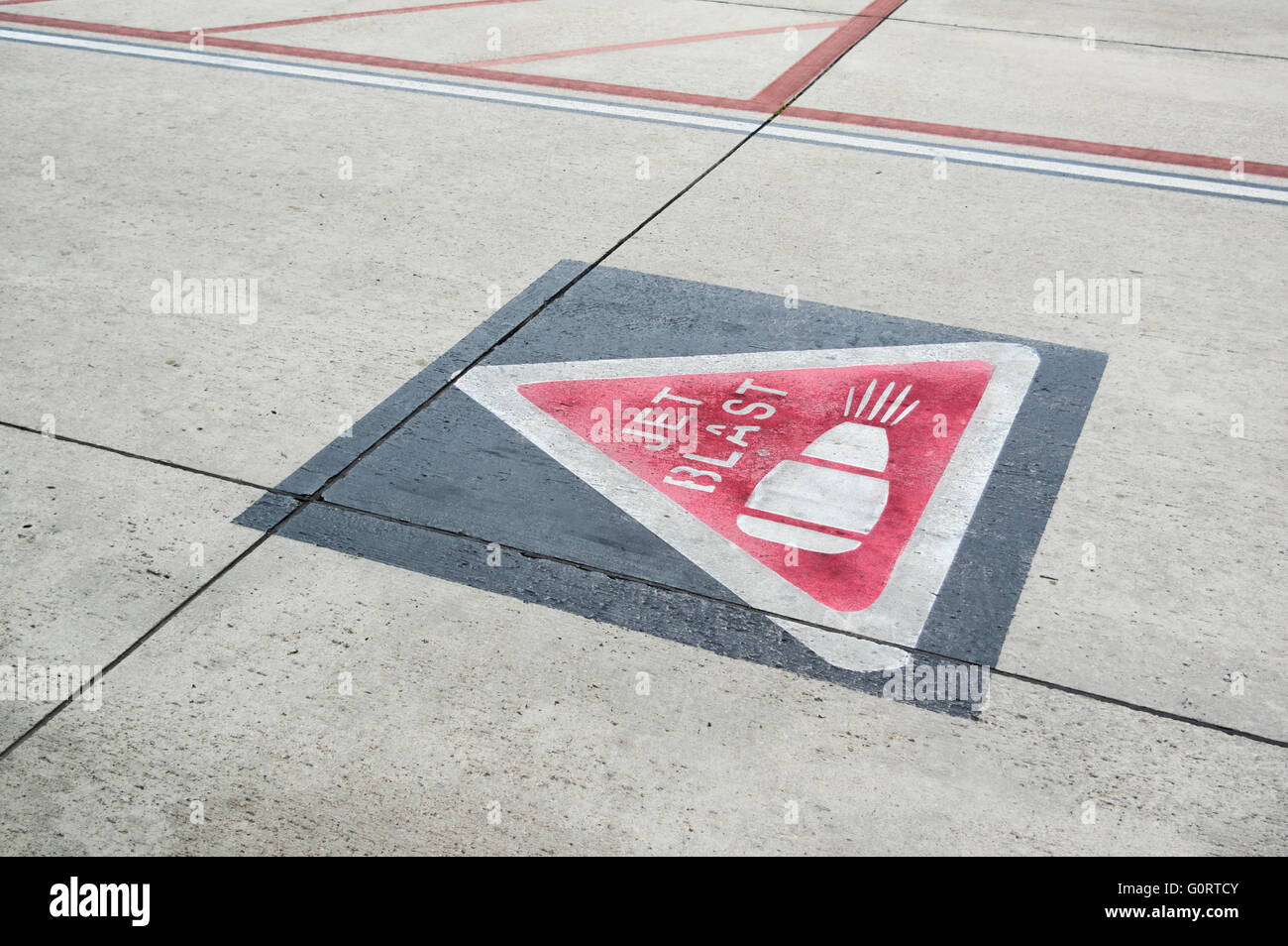 Souffle réacteur avertissement peint sur le sol d'un aéroport tablier. Banque D'Images