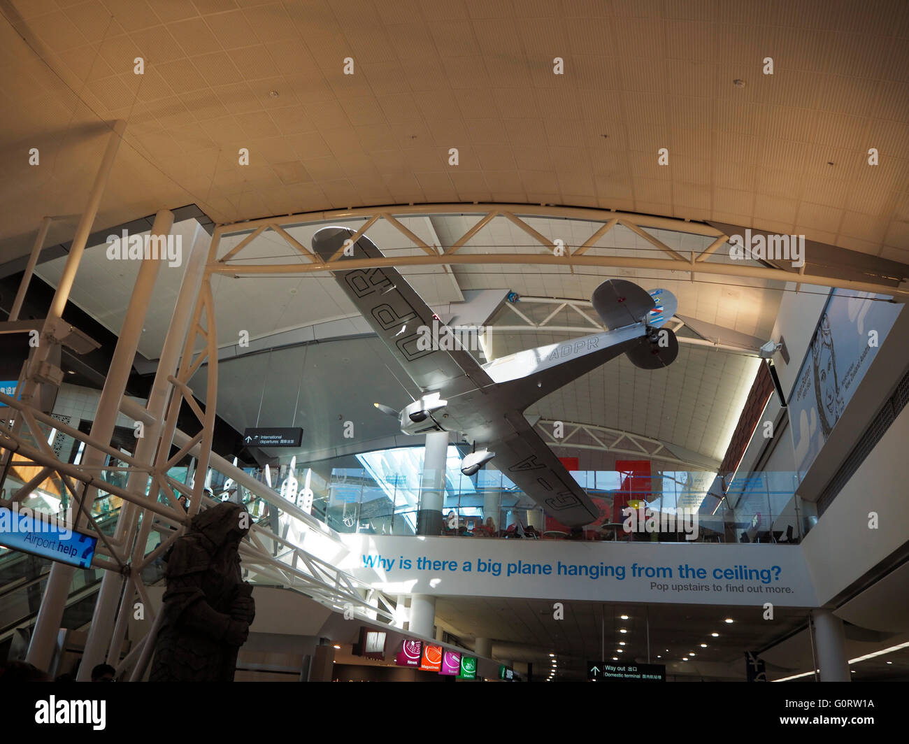 Jean Batten's Percival Vega Gull G-PEE avion suspendu au plafond à l'intérieur de l'aéroport international d'Auckland, Nouvelle-Zélande Banque D'Images