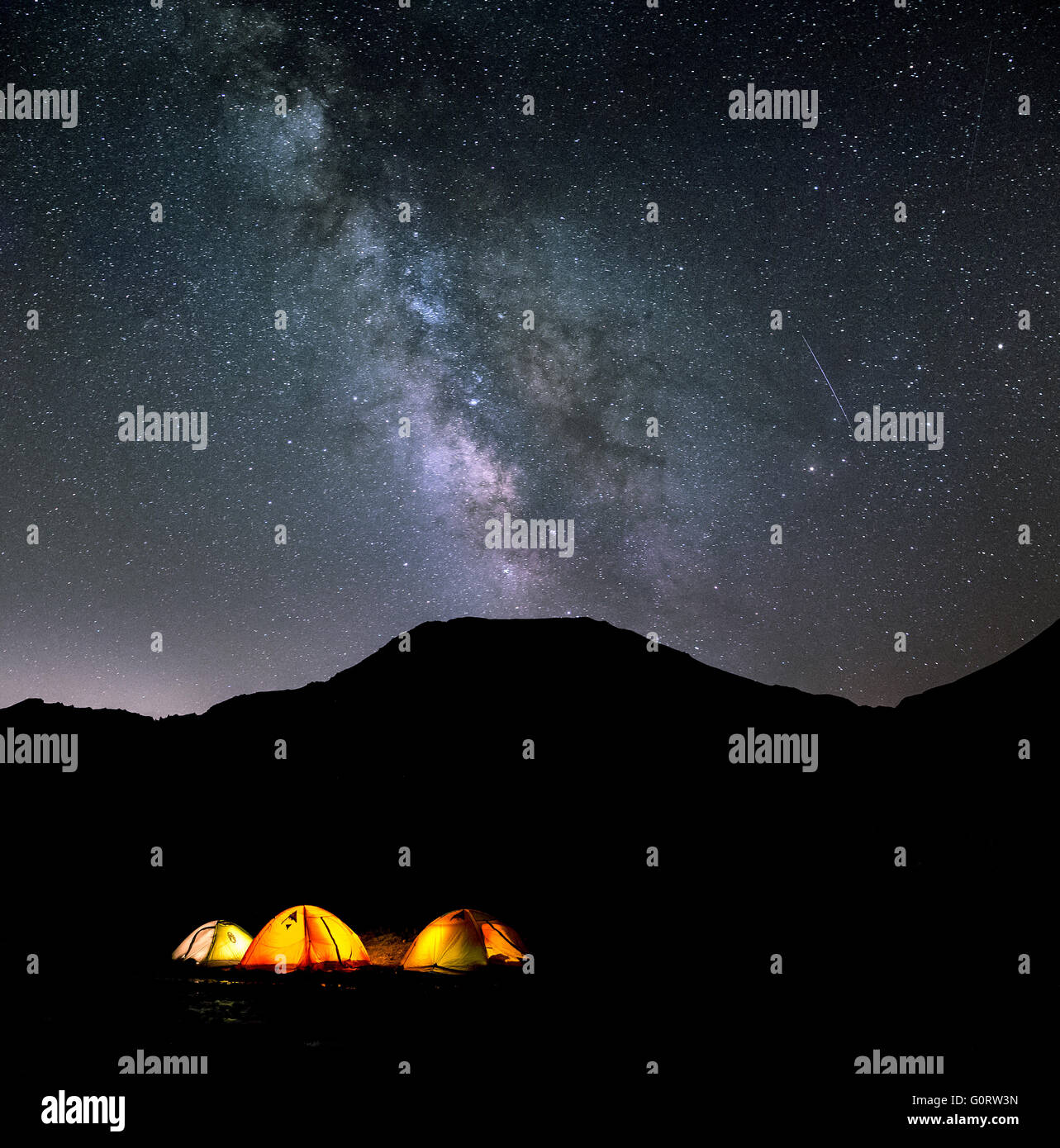 Stars et Milky Way sur les montagnes Banque D'Images