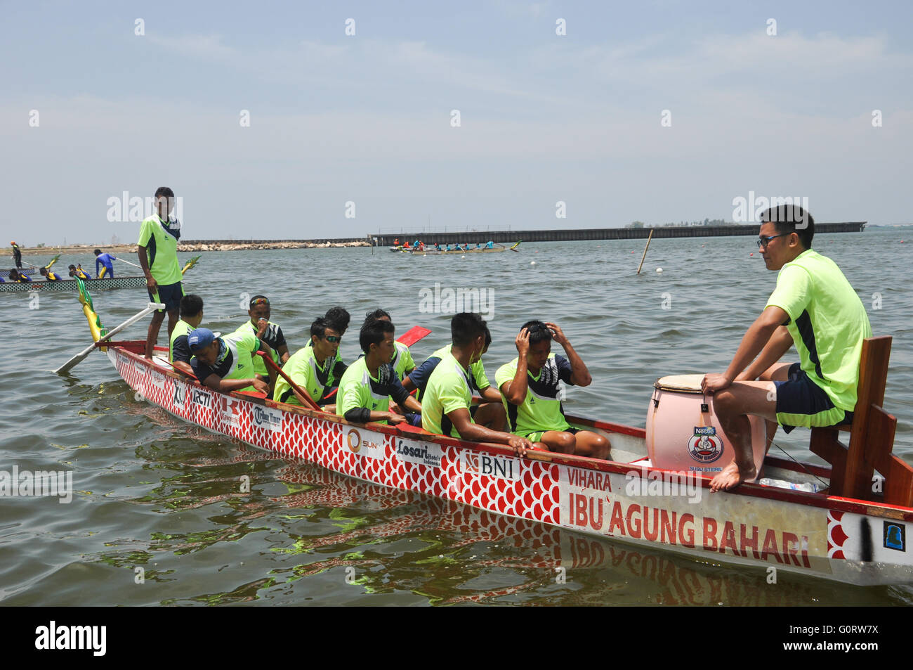 Makassar, Indonésie - Vers novembre 2015. Bateaux-dragons à plage de Losari. Banque D'Images