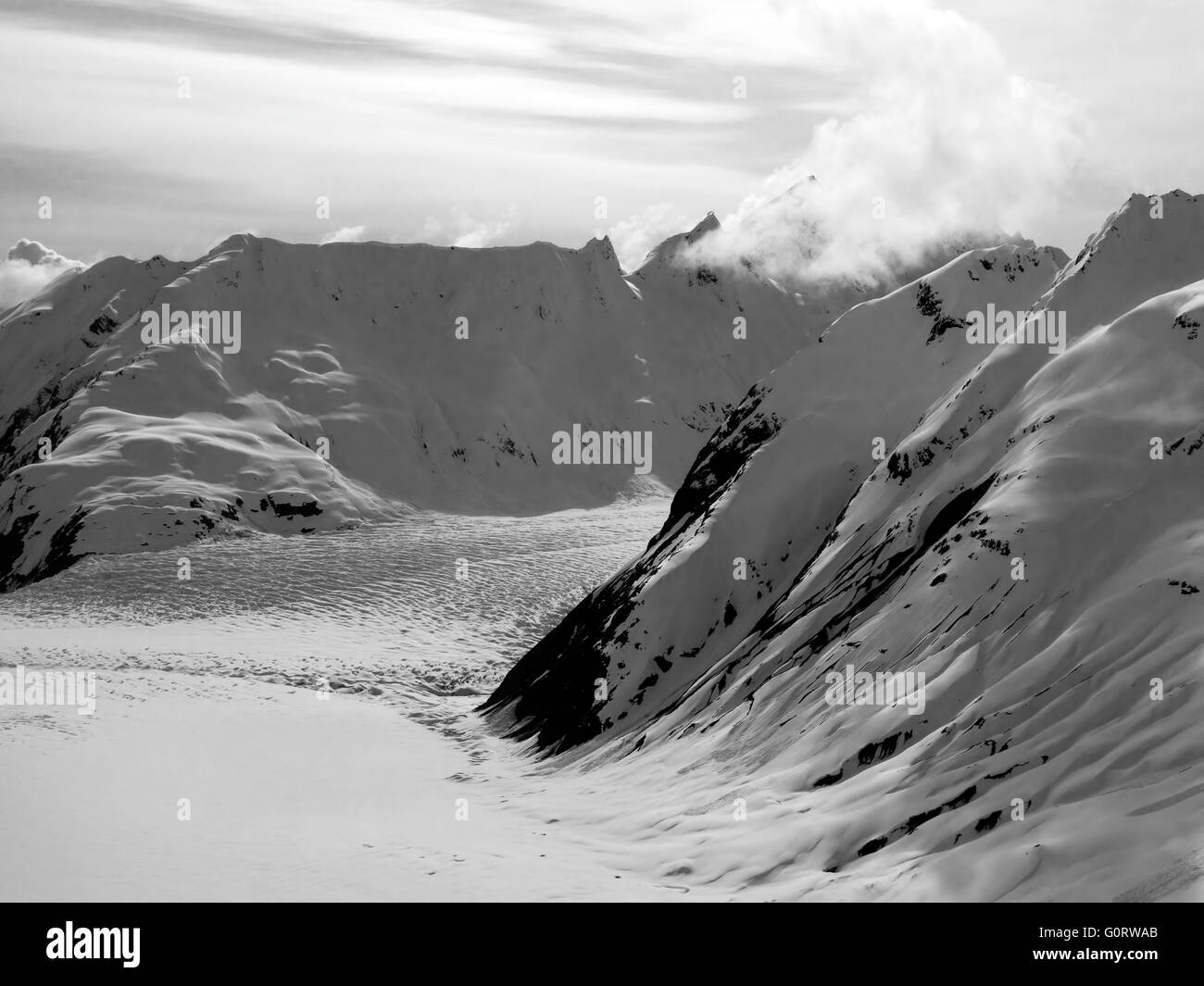 Glacier des montagnes du sud-est de l'Alaska au début du printemps en noir et blanc. Banque D'Images
