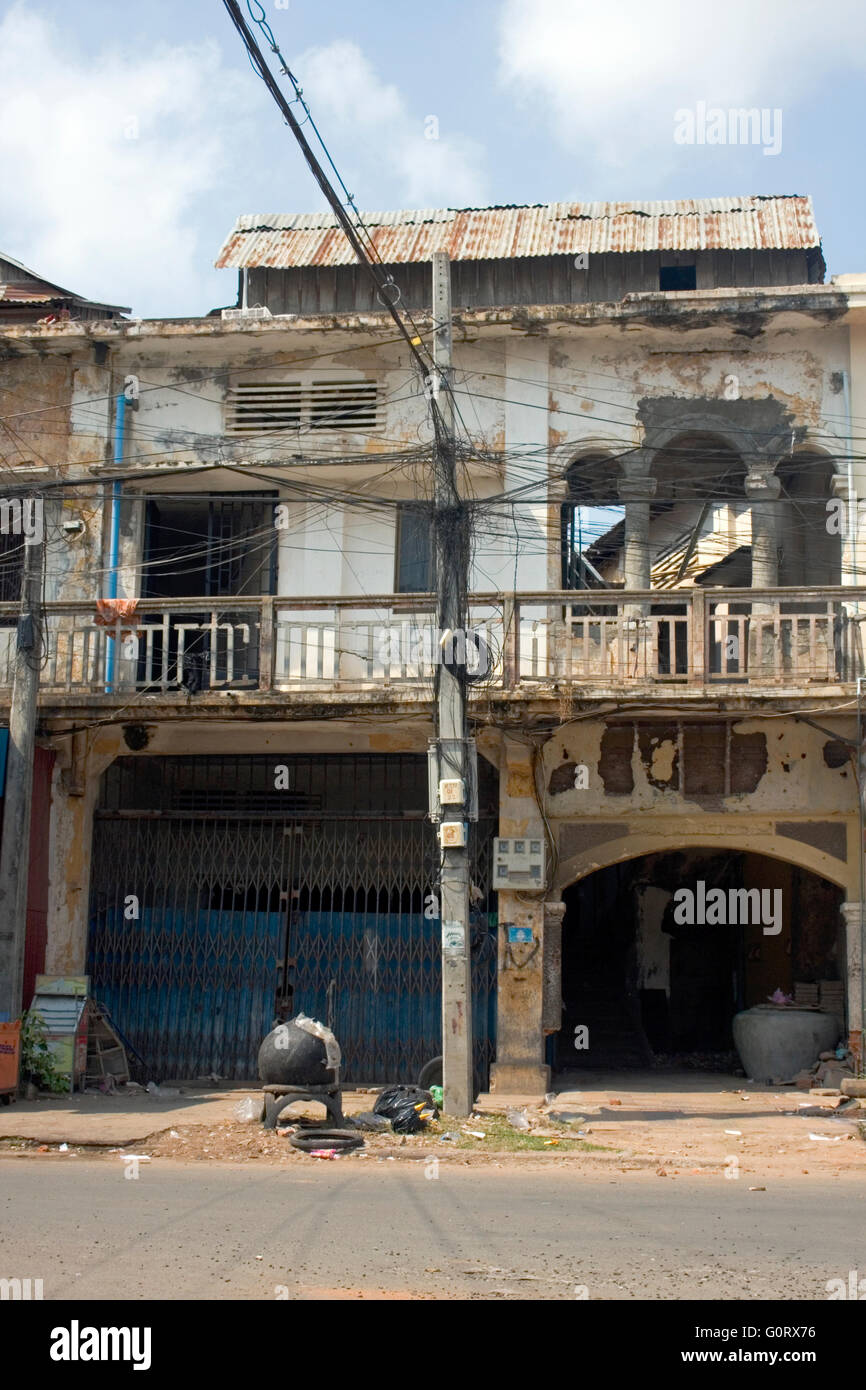 Un aperçu de l'ancien bâtiment de l'époque coloniale fait partie du paysage urbain dans la région de Kampong Cham, au Cambodge. Banque D'Images