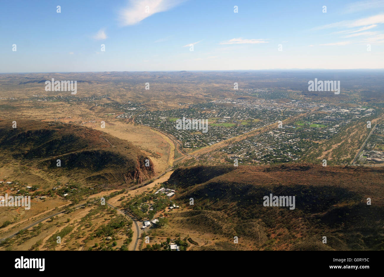 Vue aérienne de Heavitree Gap (Ntaripe à la population autochtone locale) dans la gamme MacDonnell, Alice Springs, Territoire du Nord Banque D'Images