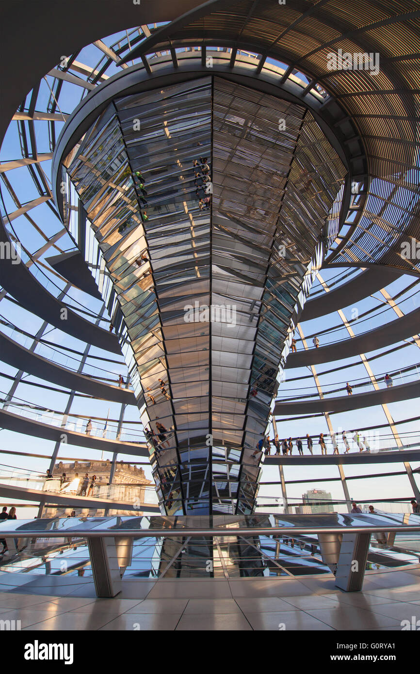 Cône en miroir à l'intérieur de la coupole du Reichstag à Berlin, Allemagne. Banque D'Images