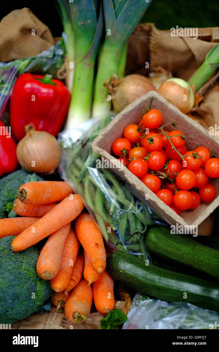 Une boîte de légumes biologiques, montrant les tomates, carottes, poireaux, oignons, poivrons, haricots, brocolis et courgettes. Banque D'Images