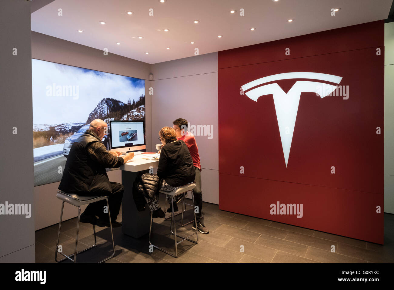 Les clients à l'intérieur d'exposition de voiture électrique Tesla sur Kurfurstendamm, Kudamm, à Charlottenburg, Berlin, Allemagne Banque D'Images