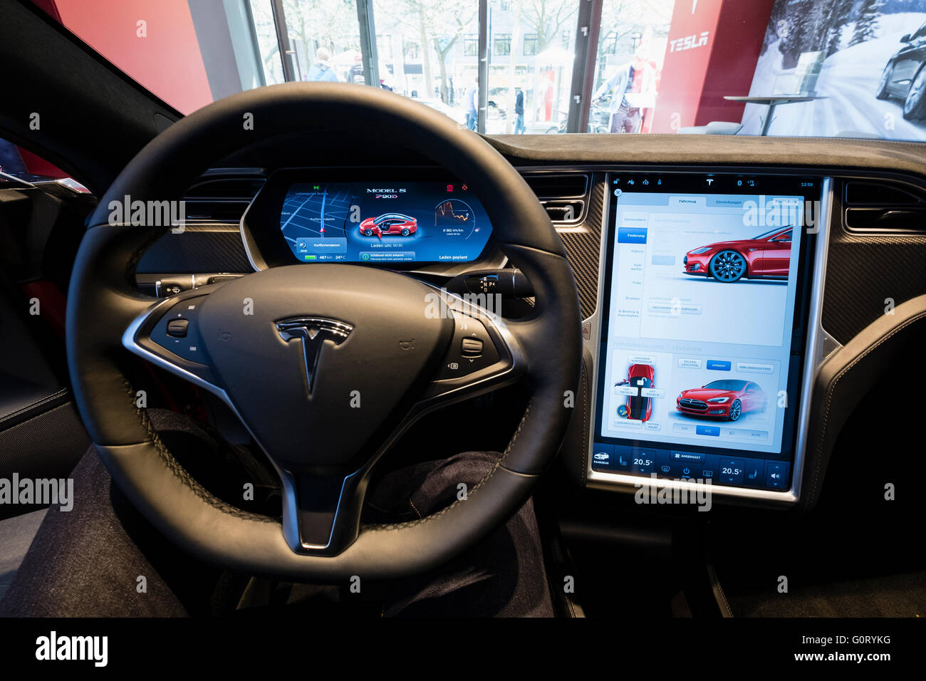 Le tableau de bord numérique sur la Model S à l'intérieur de la voiture électrique Tesla car showroom sur Kurfurstendamm, Kudamm, dans la région de Charlottenburg, Berlin, Allemand Banque D'Images