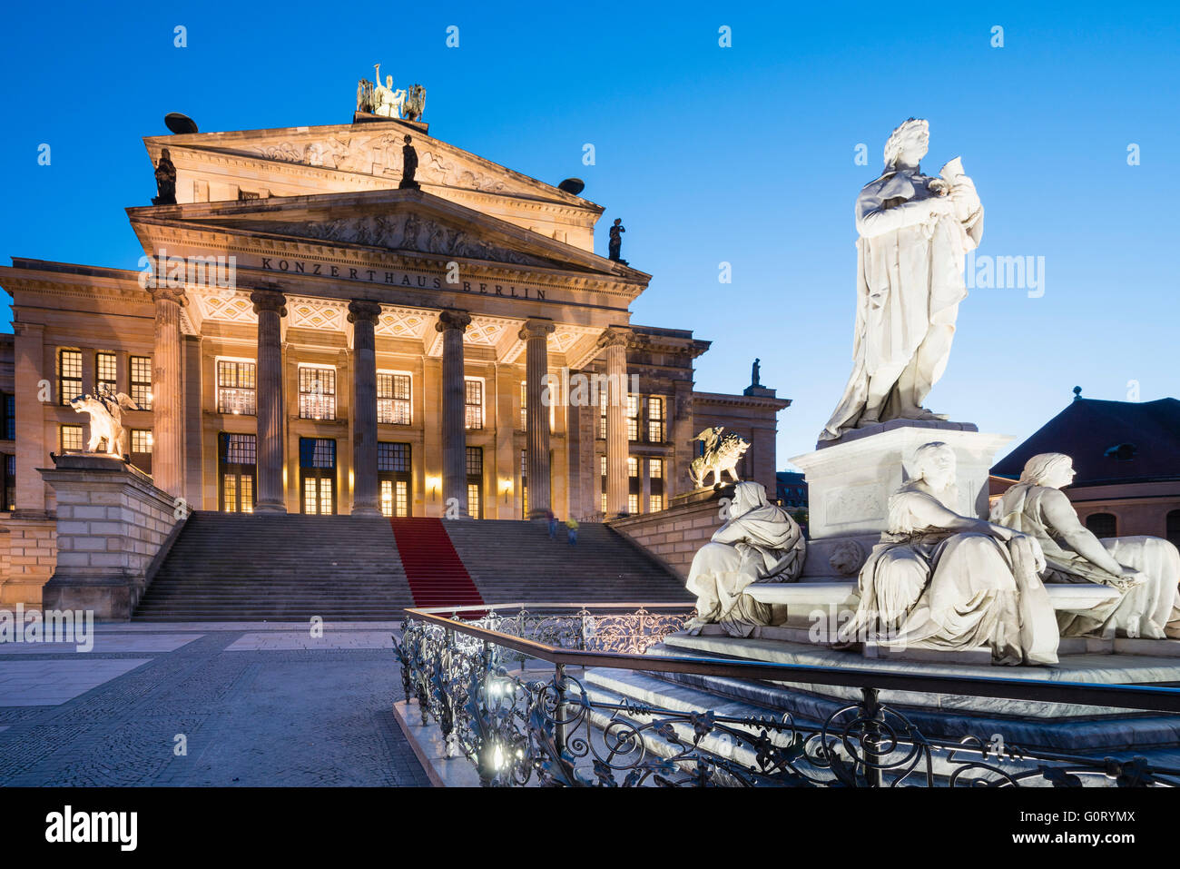 Statue de Schiller et Konzerthaus de place Gendarmenmarkt en soirée à Mitte Berlin Allemagne Banque D'Images