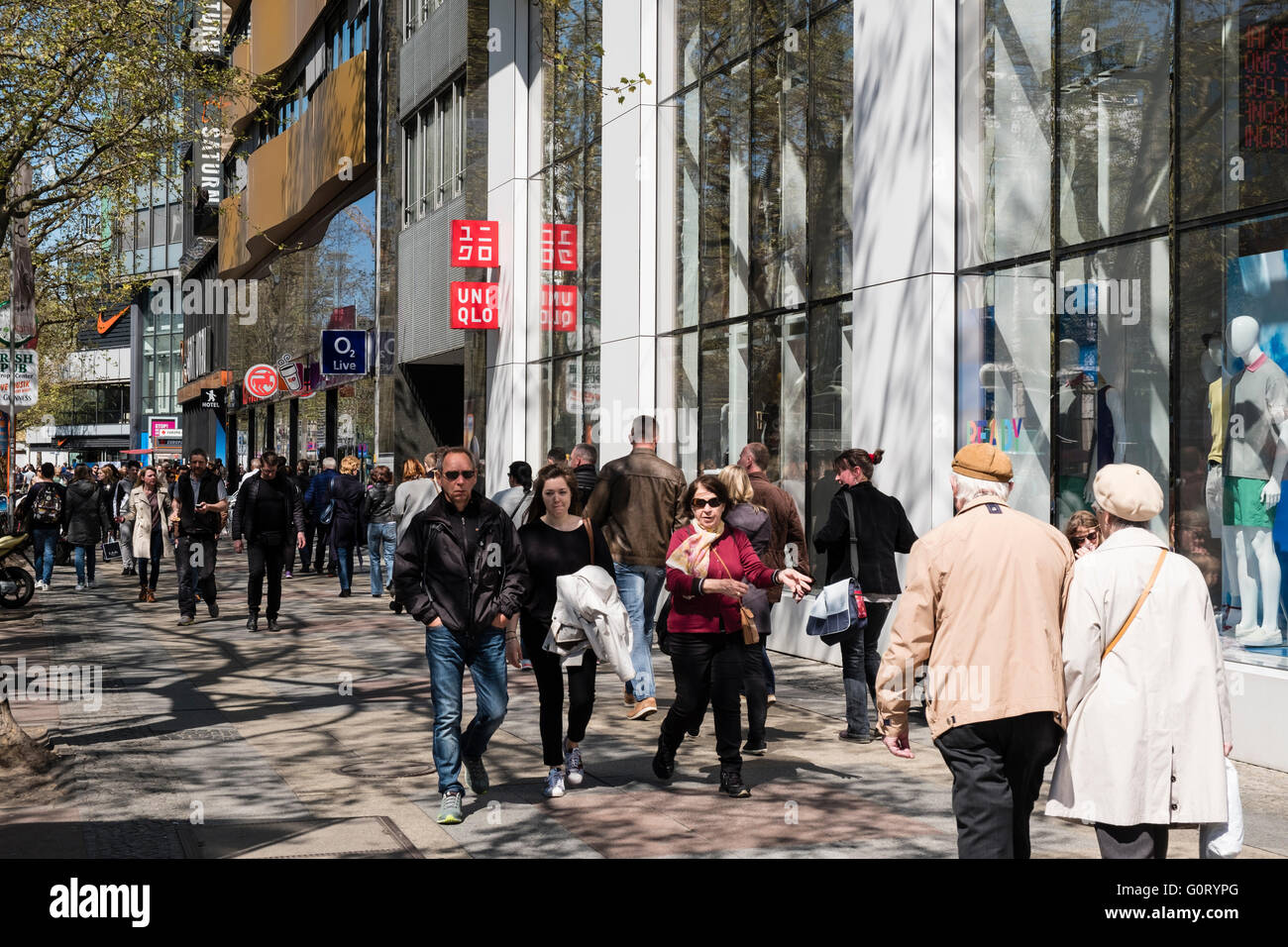 Rue commerçante animée, à Kurfurstendamm à Berlin Kudamm, Allemagne Banque D'Images