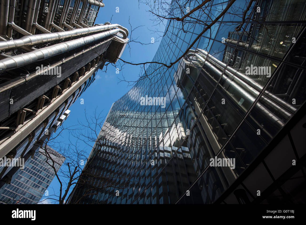 City of London, Londres, Angleterre, Royaume-Uni. 19 avril 2016 Le Lloyd's Building (parfois sous le nom de bâtiment Inside-Out) est l'accueil de l'institution d'assurance Lloyd's de Londres. Il est situé sur l'ancien site de l'East India House dans Lime Street, dans le quartier principal des finances, la ville de Londres. Le bâtiment est un exemple majeur de l'architecture radicale Bowellism où les services pour la construction, comme les conduites et des ascenseurs, sont situés à l'extérieur pour maximiser l'espace à l'intérieur. Banque D'Images