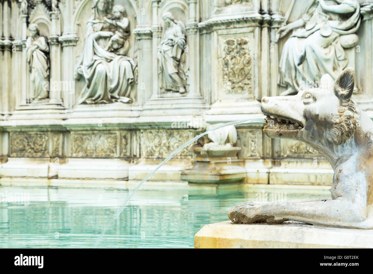 La Fonte Gaia est une fontaine monumentale situé dans la Piazza del Campo dans le centre de Sienne (Toscane, Italie). Banque D'Images