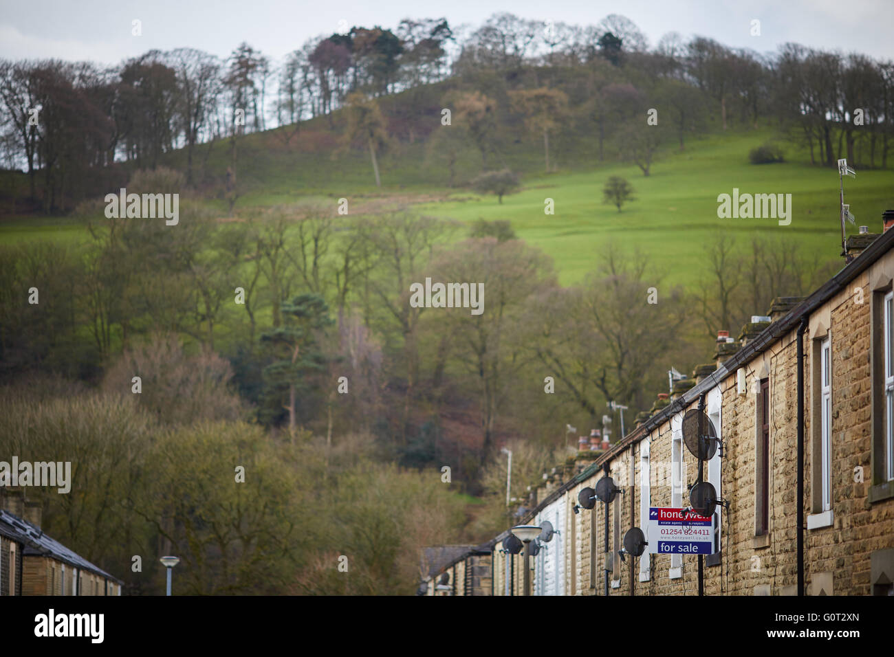 Whalley un grand village de la vallée de Ribble, sur les rives de la rivière Calder dans le Lancashire. Queen street mitoyenne 2 up 2 bas ston Banque D'Images