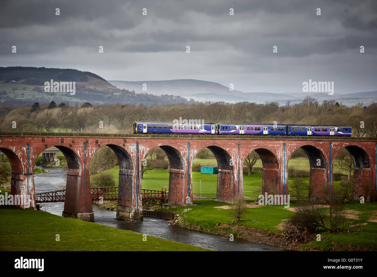 Whalley un grand village de la vallée de Ribble, sur les rives de la rivière Calder dans le Lancashire. Connu localement comme 'Whalley Arches', Wha Banque D'Images