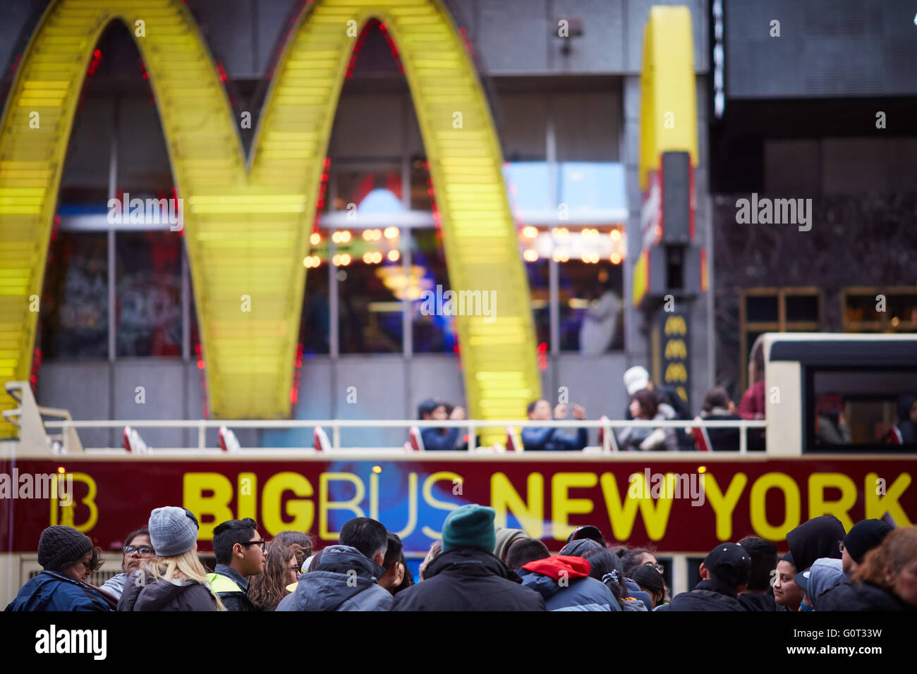 New York Times Square signe géant McDonalds logo m arch golden big bus jaune Banque D'Images