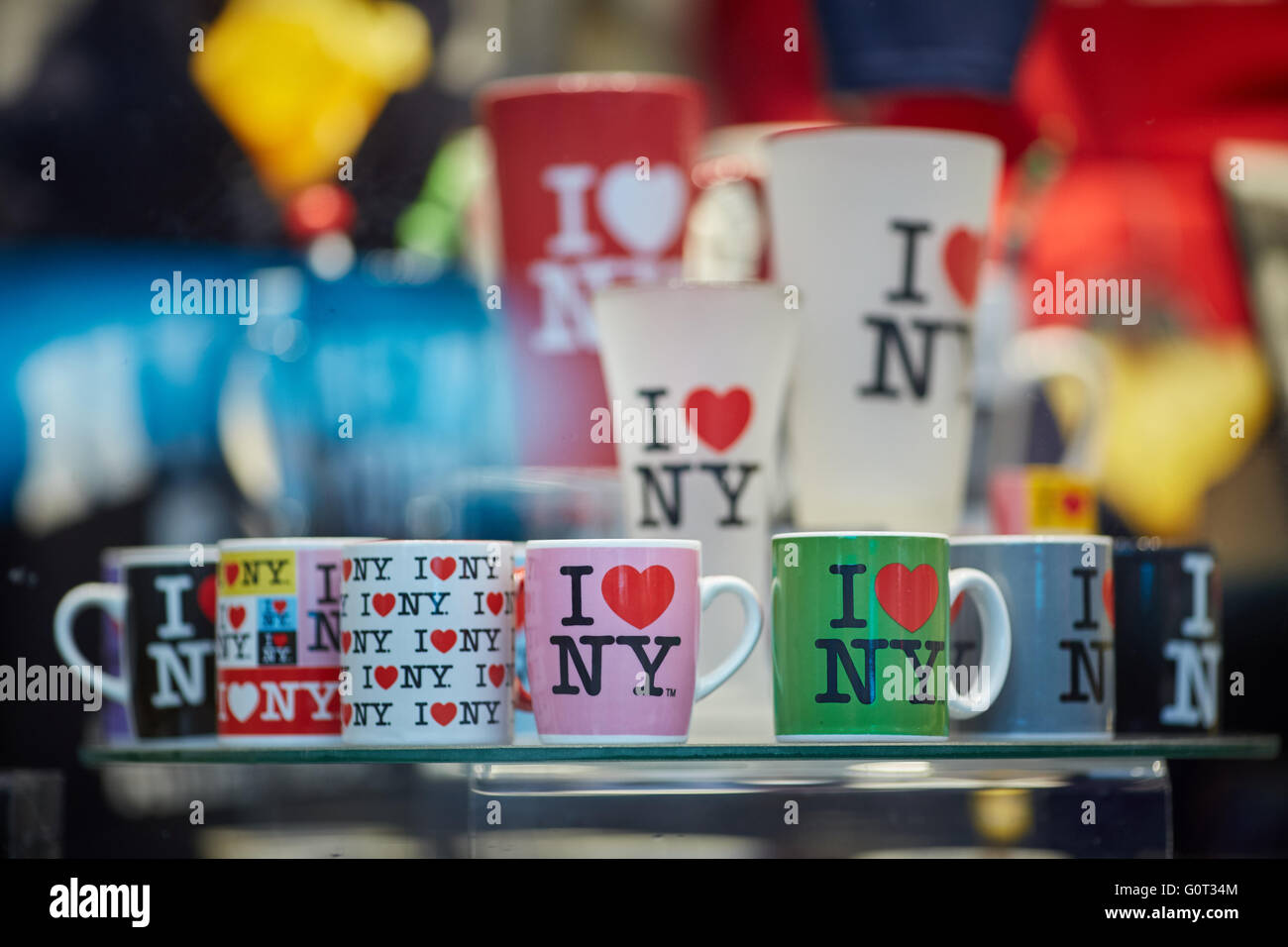 New York Times Square, Broadway gift i luv love ny nyc tasses tasses présente affiché dans la fenêtre cadeaux close up love heart Banque D'Images