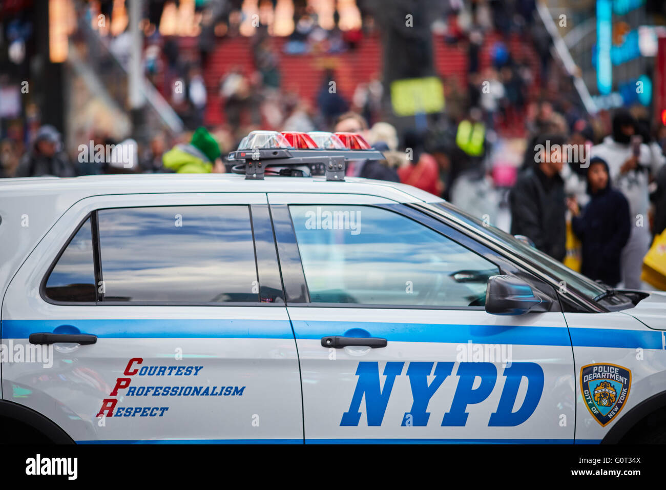 New York Times Square, Broadway Professionnalisme Respect courtois NYPD suv voiture close up bleu blanc policier pcso p.c.s.o. Banque D'Images