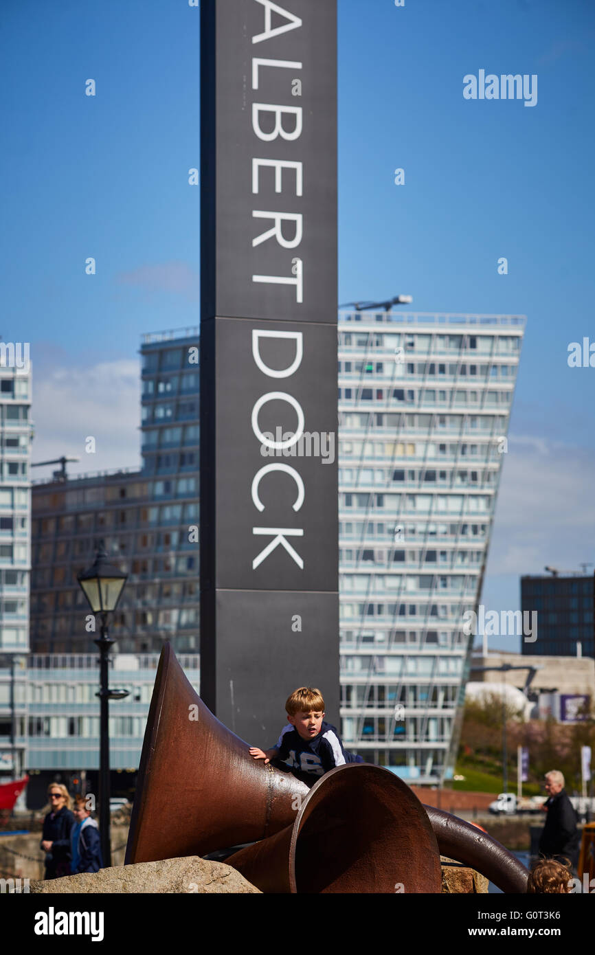 Liverpool albert dock public art sculpture l'Albert Dock est un complexe de bâtiments et entrepôts dock de Liverpool, en Angleterre Banque D'Images