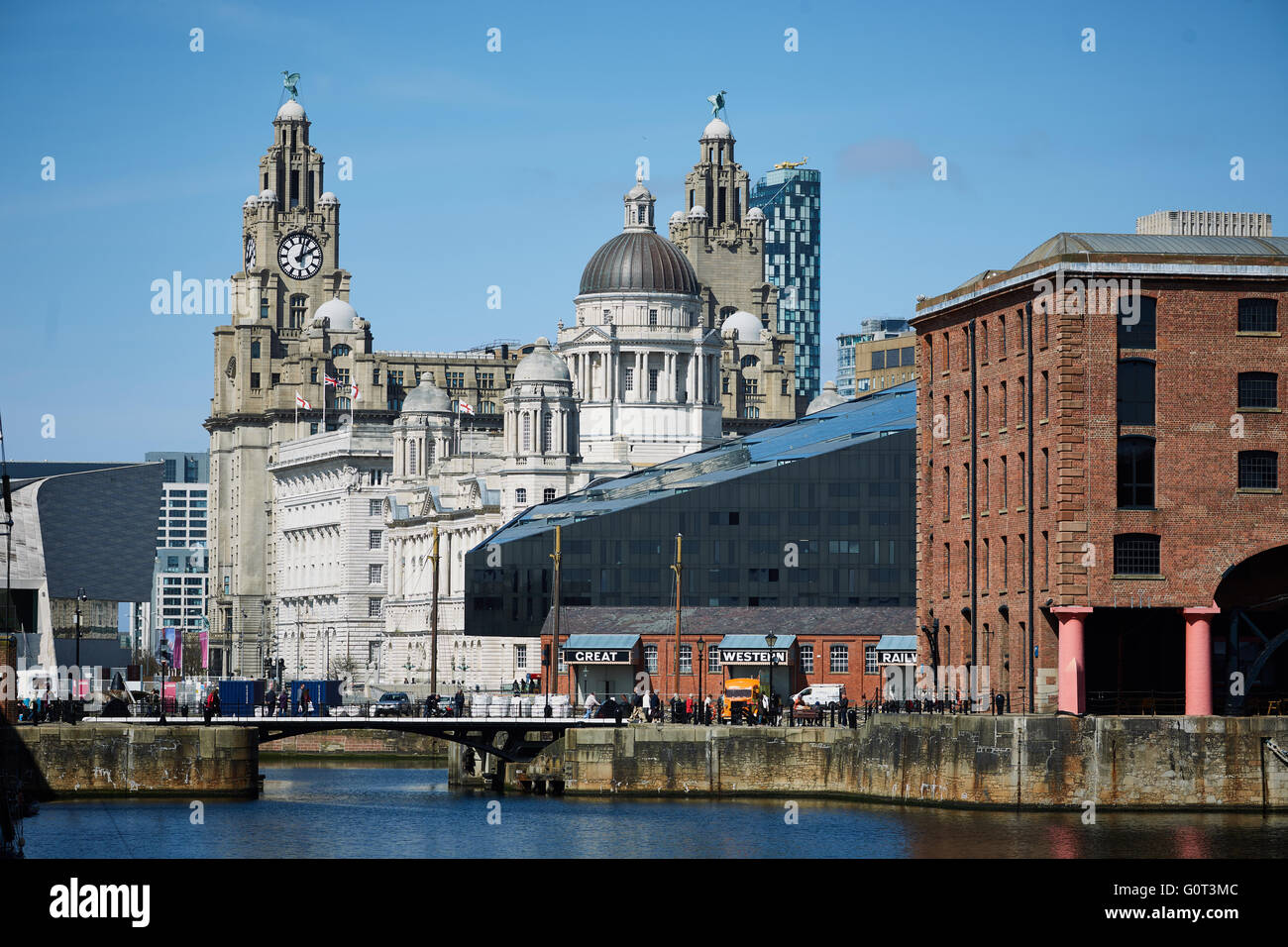 Liverpool albert dock Royal Liver Building bâtiments Le Liver Building est un bâtiment classé de Liverpool, en Angleterre. Je Banque D'Images