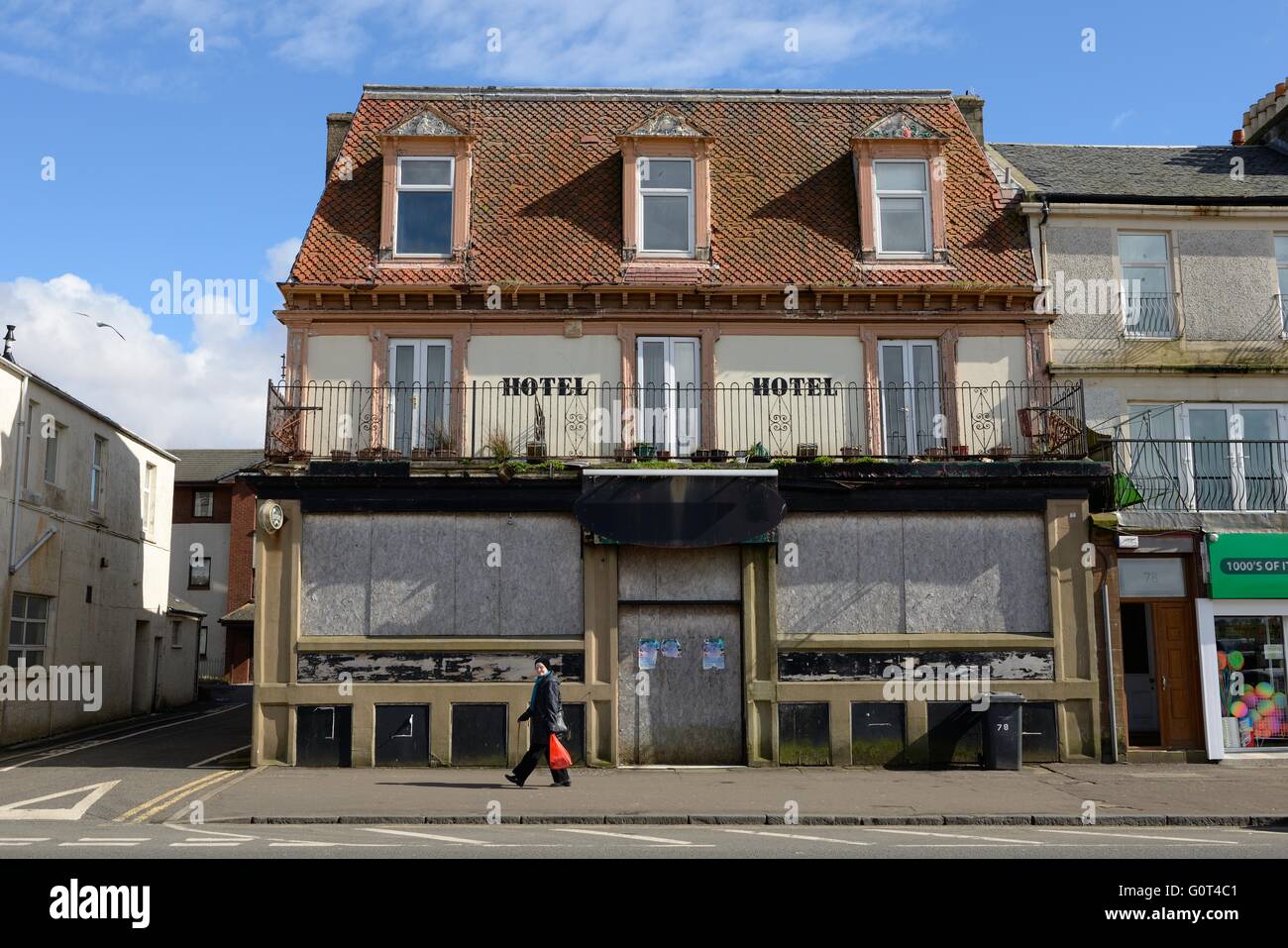 Un hôtel à l'abandon jusqu'à bord sur le front de mer de Largs en Ecosse, Royaume-Uni Banque D'Images