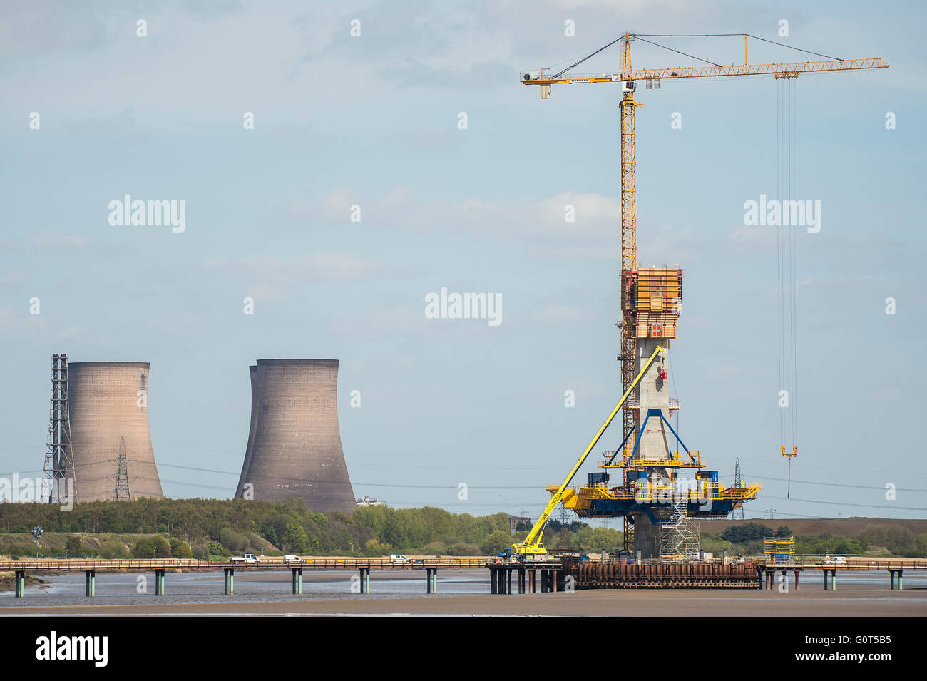 Nouvelle traversée de la Mersey en construction avec fiddlers ferry station pouvoirs en arrière-plan Banque D'Images