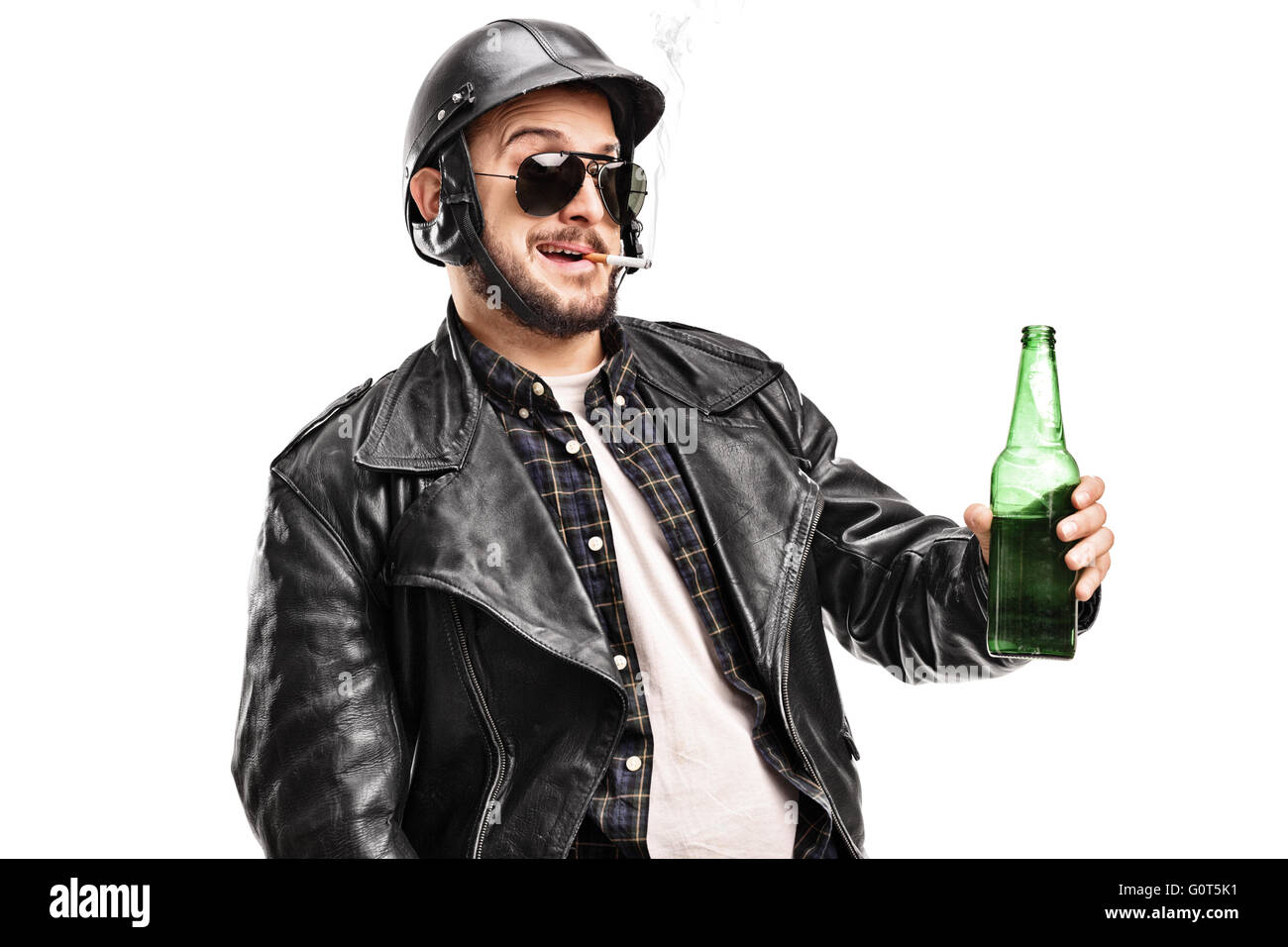 Homme biker dans une veste en cuir noire tenant une bière et fumer une cigarette isolé sur fond blanc Banque D'Images
