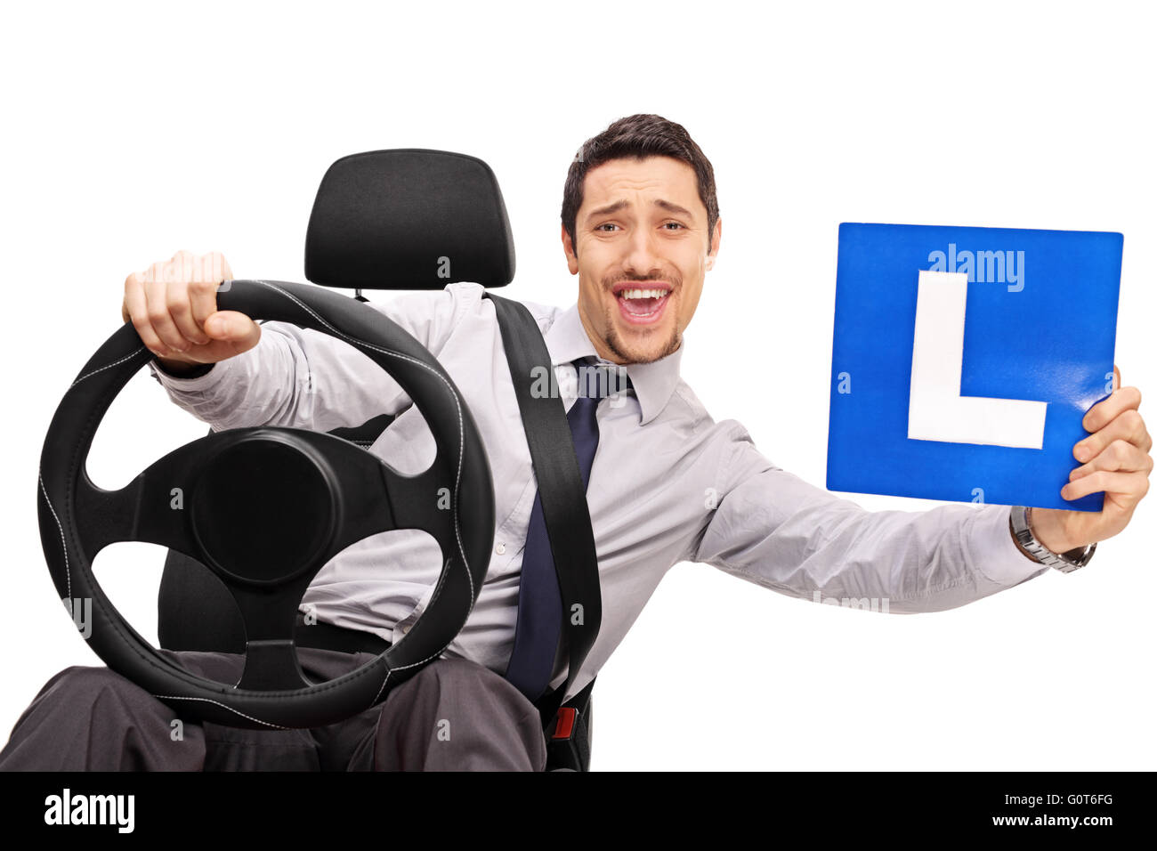 Certains jeunes conducteur titulaire d'un volant et d'un signe l isolé sur fond blanc Banque D'Images