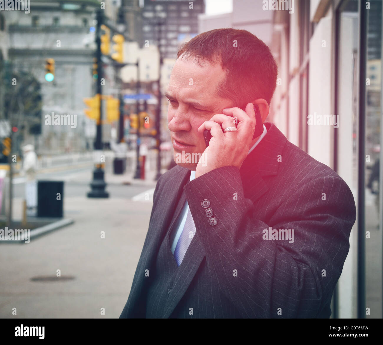 Un homme porte un costume bleu de super héros avec un costume dans une ville pour une réussite professionnelle ou de l'innovation concept. Banque D'Images