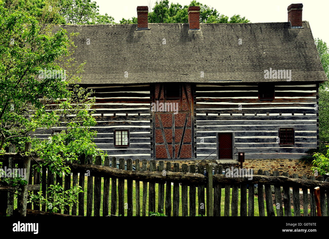 Old Salem, Caroline du Nord : Fachwerk log et stuc grange à la maison des Frères unique 1769 Banque D'Images