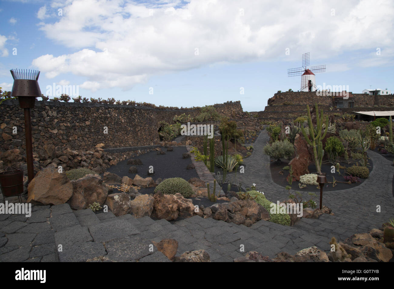Moulin sur le dessus d'un chemin en spirale au jardin de cactus de Lanzarote. Conçue par César Manrique. Banque D'Images