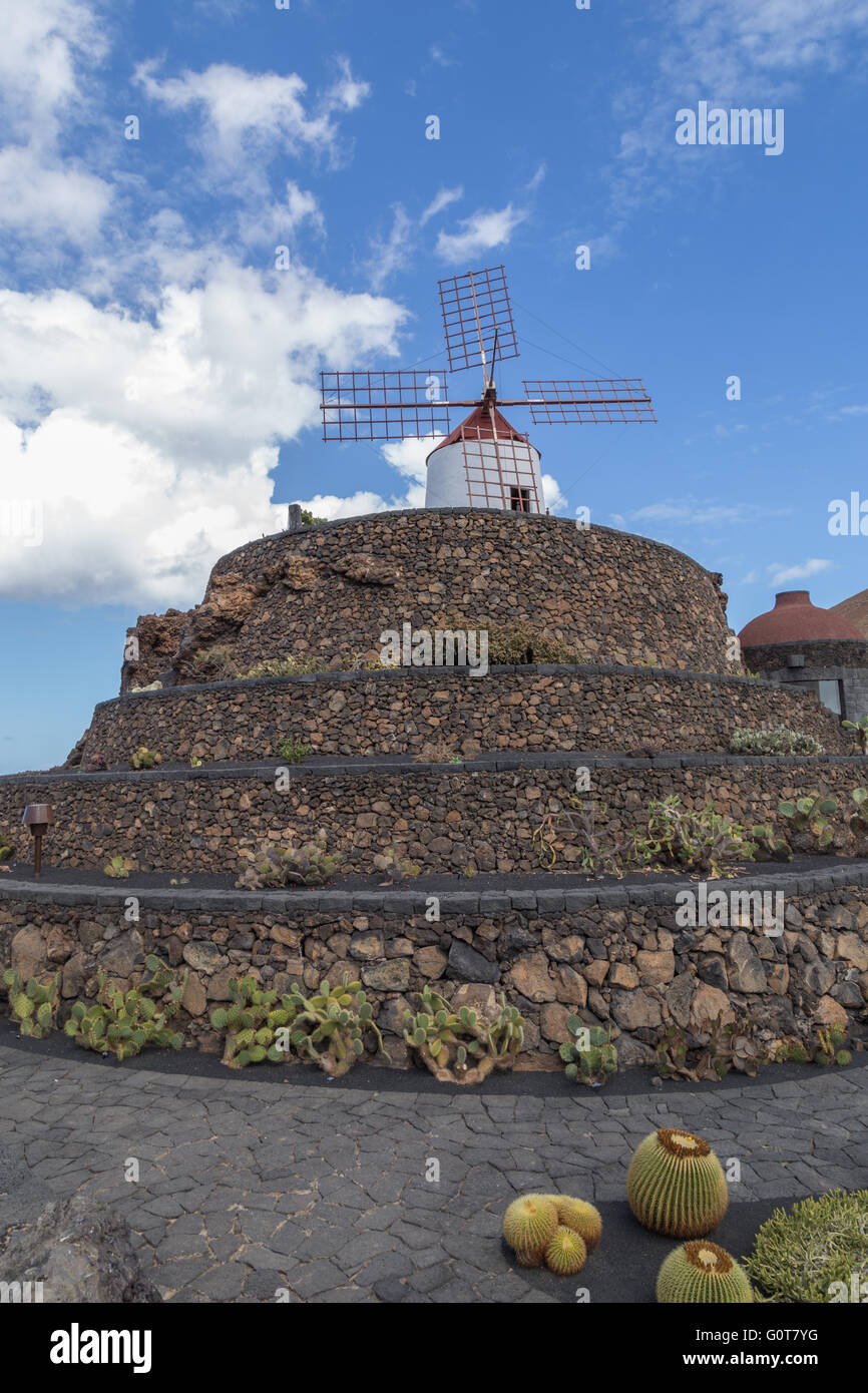 Moulin sur le dessus d'un chemin en spirale au jardin de cactus de Lanzarote. Conçue par César Manrique. Banque D'Images