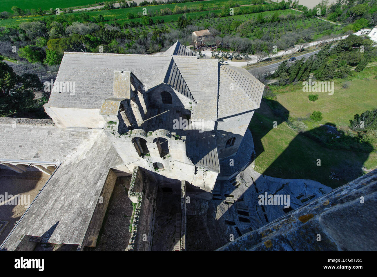 Abbaye de Montmajour, près de Arles. La France. Vue depuis le Pons de l'Orme tower. Banque D'Images