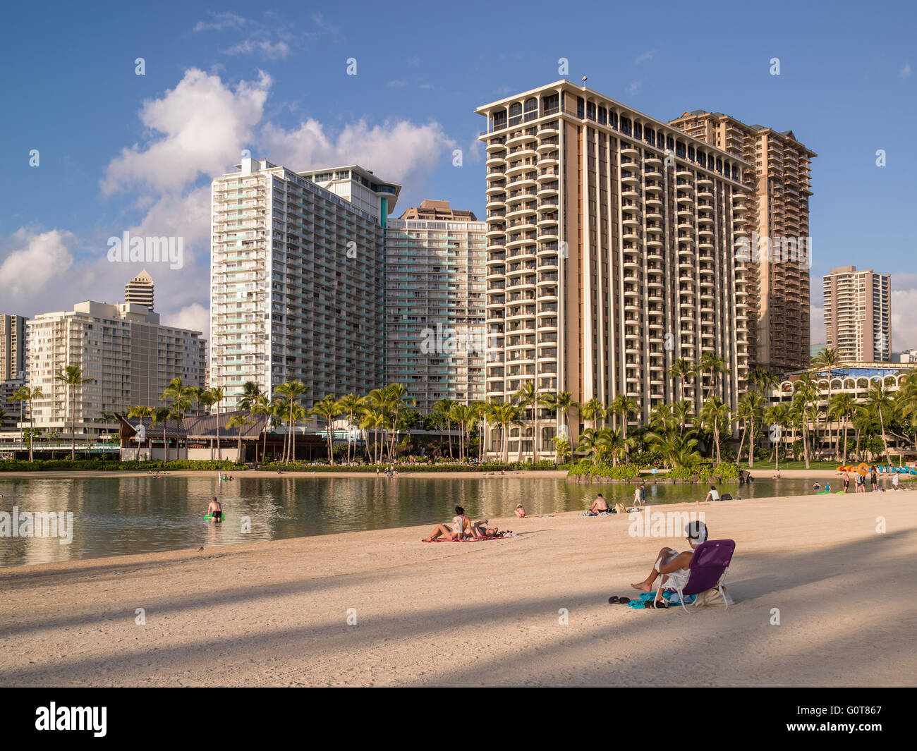 La plage de Waikiki les bâtiments. Hawaii. USA Banque D'Images