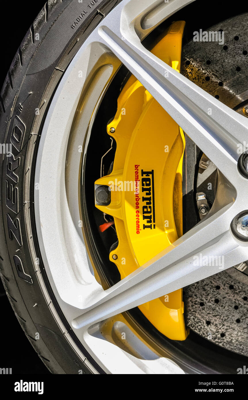 Brembo jaune sur les étriers de frein en céramique carbone une Ferrari. Banque D'Images