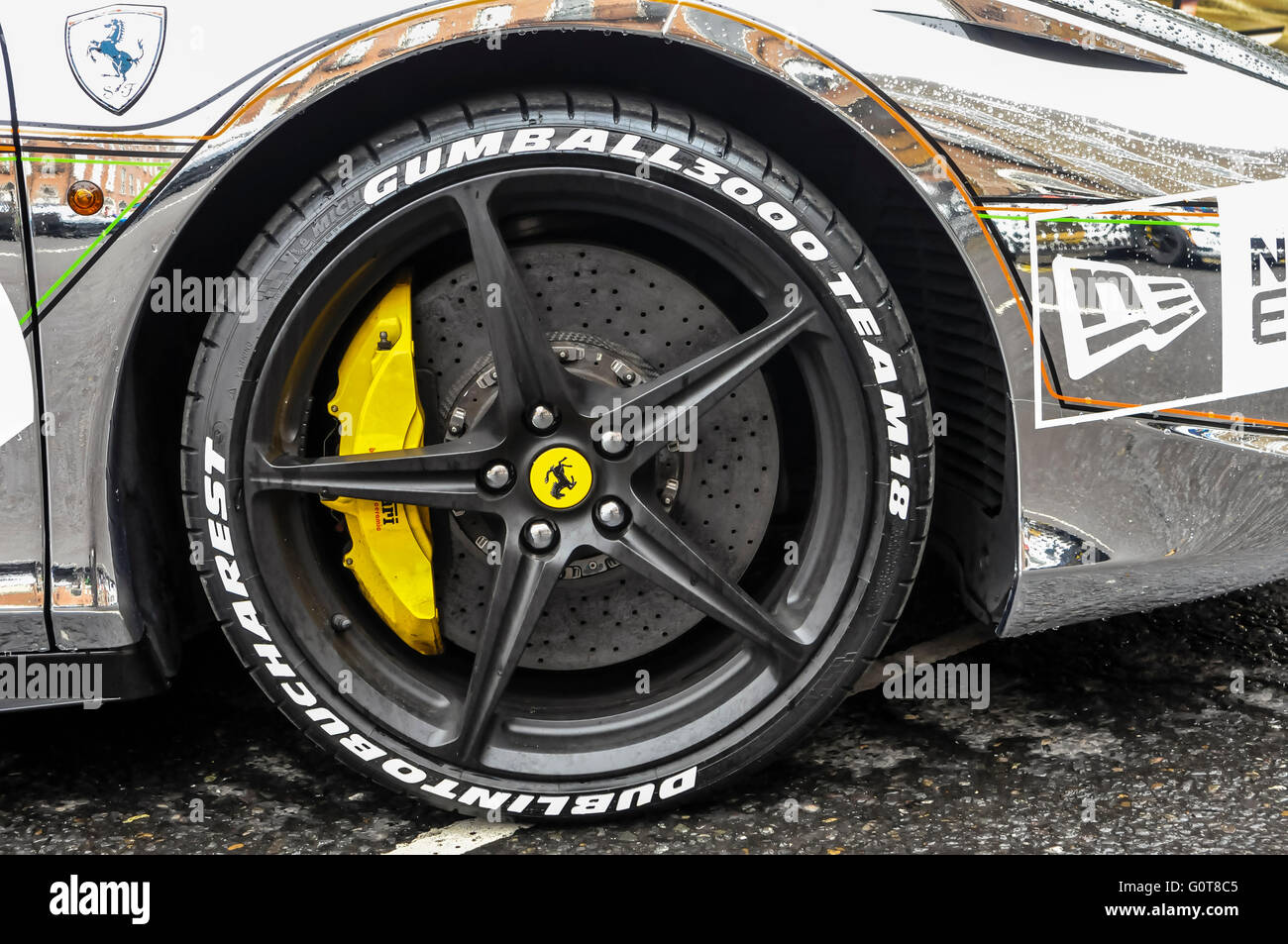 Les étriers de frein standard jaune sur une Ferrari. Banque D'Images