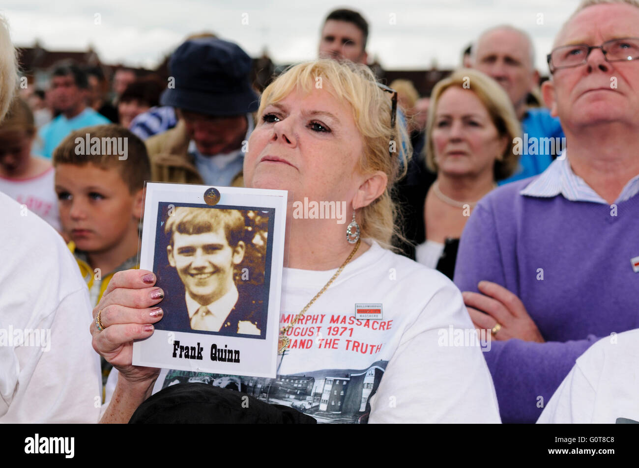 Une femme montre une photo de Frank Quinn, victime de l'Ballymurphy massacre de 9 Août 1971 Banque D'Images