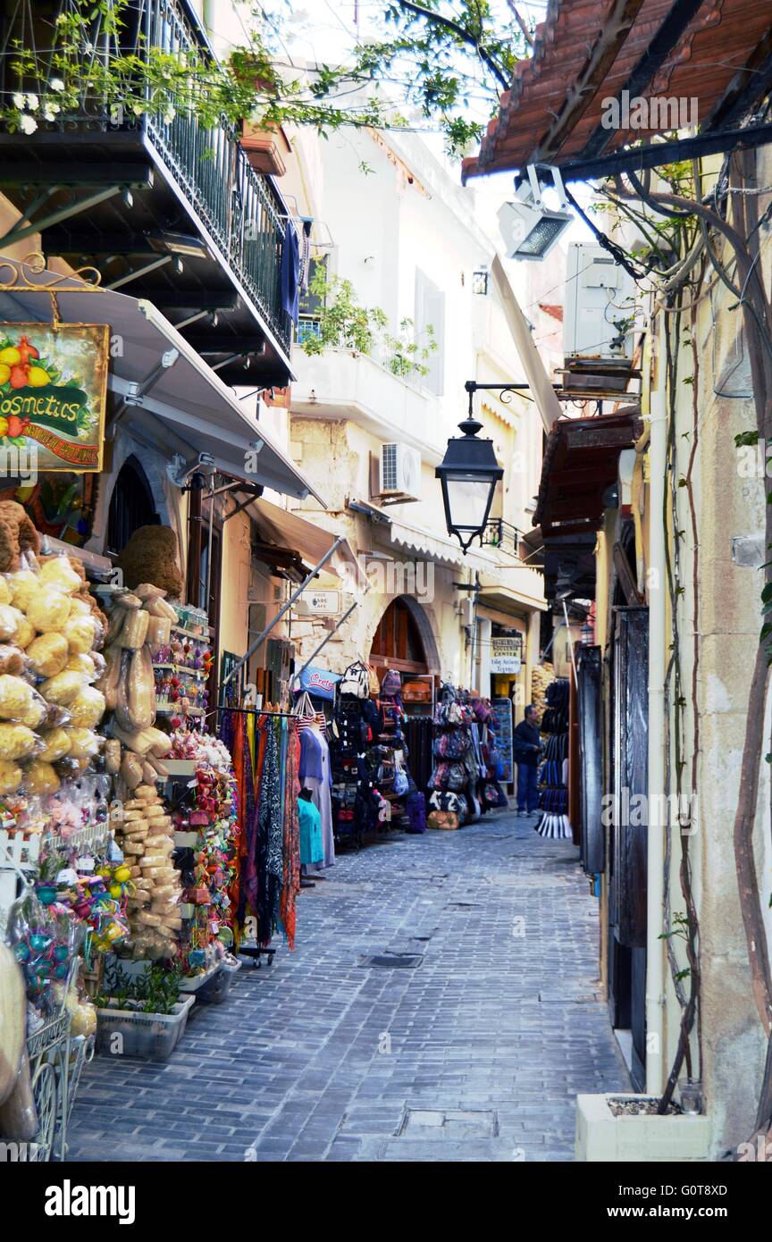 Alley avec des entreprises dans la ville de Rethymnon en Grèce. Banque D'Images