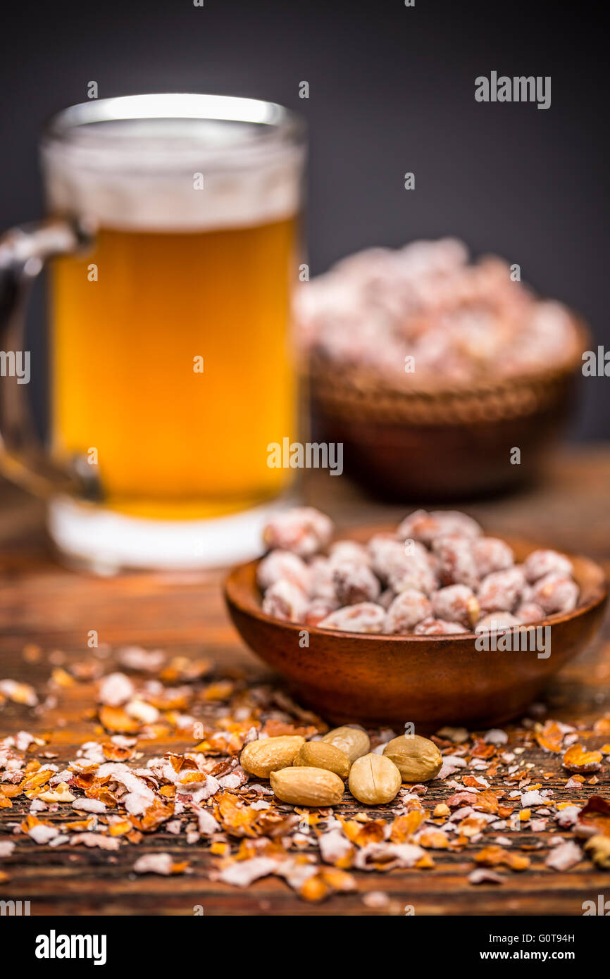 Apéritif avec de la bière et des cacahuètes salées Banque D'Images