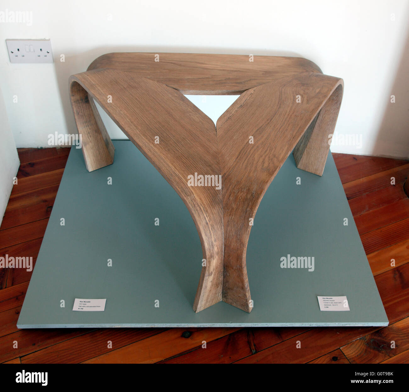 Og Table par Alan Meredith dans l'exposition de l'artisanat à l'Irlandais Cill Rialaig Arts Centre Banque D'Images