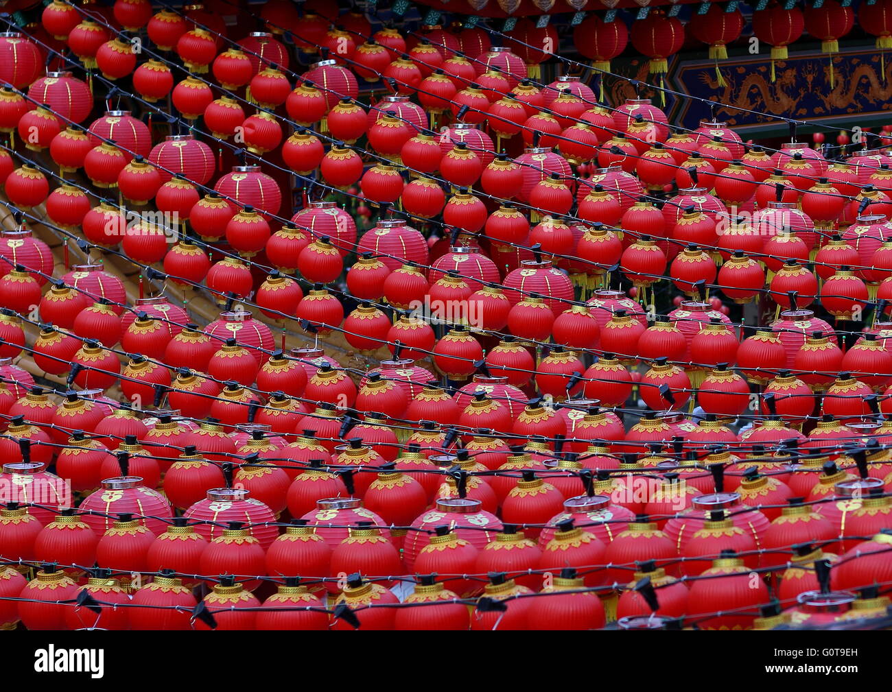Lanternes rouges décoratifs accrochés au cours de célébration du Nouvel An chinois et d'autres fêtes dans les temples. Banque D'Images