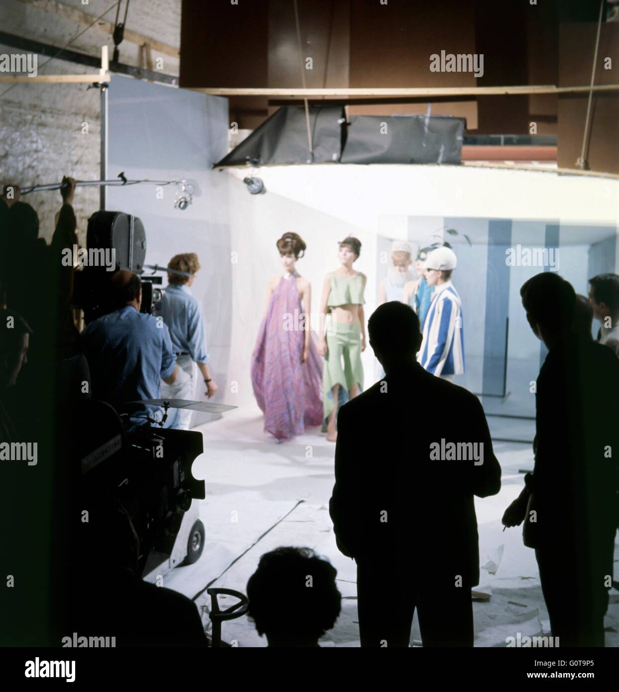 Sur le plateau, David Hemmings et Michelangelo Antonioni de retour / Blow-up / 1966 réalisé par Michelangelo Antonioni (Pont Films - Carlo Ponti - Production Metro-Goldwyn-Mayer) Banque D'Images