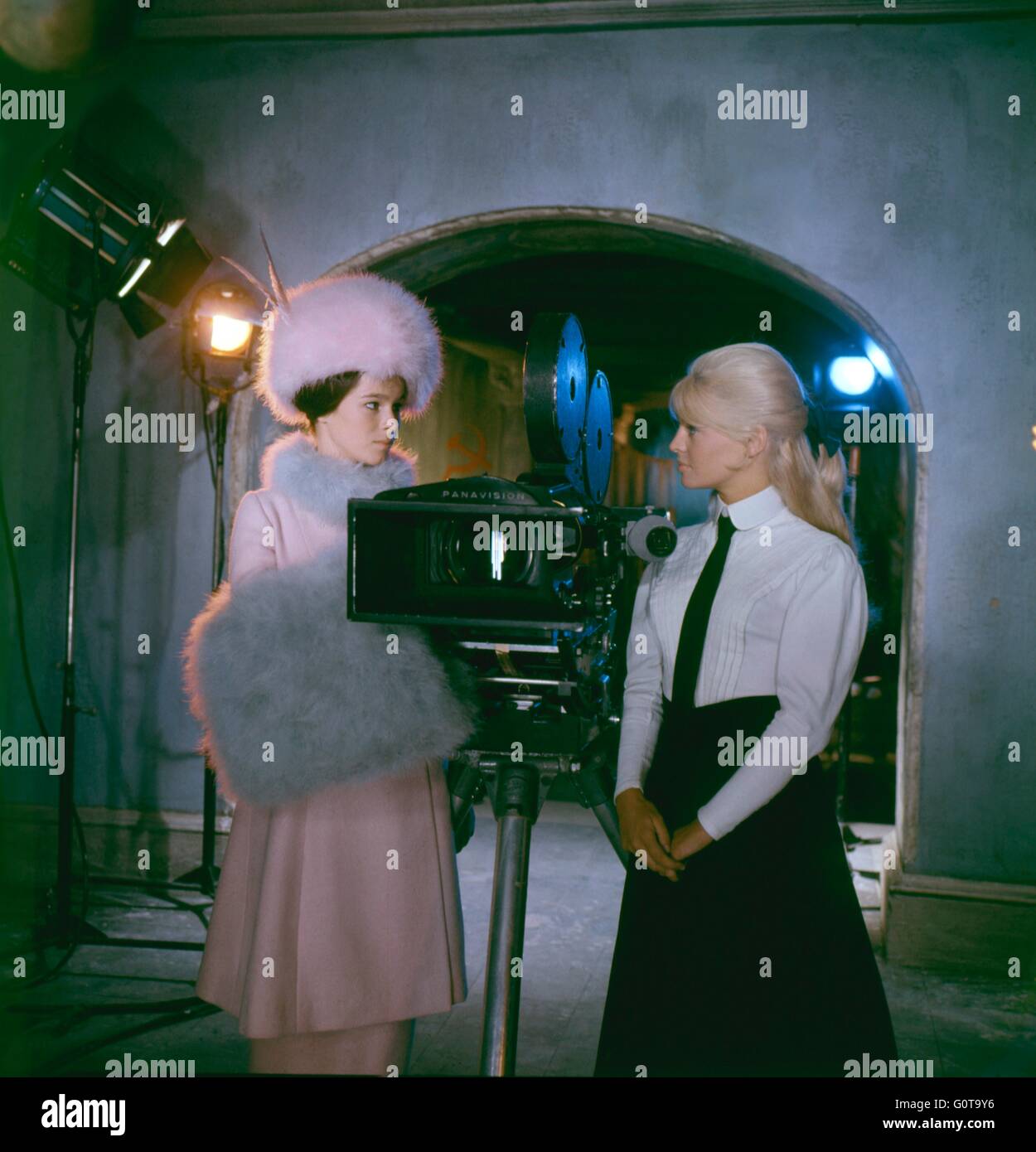 Docteur Jivago 1965 réalisé par David Lean / Docteur Jivago - Le docteur Jivago 1965 réalisé par David Lean, Carlo Ponti / Production Metro-Goldwyn-Mayer, sur l'ensemble Geraldine Chaplin et Julie Christie / Carlo Ponti / Production Metro-Goldwyn-Mayer [...] Banque D'Images