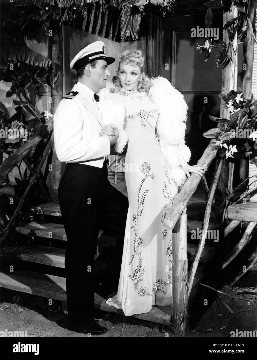 John Wayne et Marlene Dietrich / sept pécheurs / 1940 réalisé par Tay Garnett (Universal Pictures) Banque D'Images