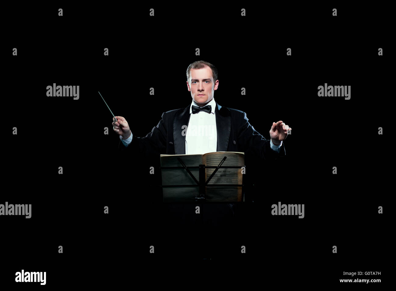 Studio photo de la musique d'orchestre tenant son baton Banque D'Images