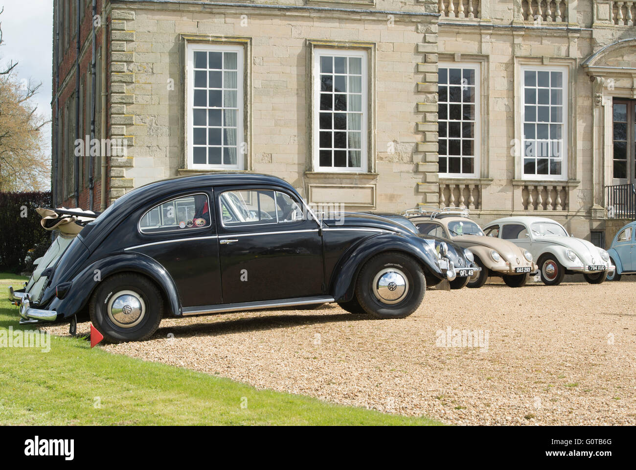 Vintage VW Beetle voitures garées à l'extérieur de l'hôtel de Standford. Le Leicestershire, Angleterre Banque D'Images